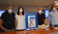 Antonio Manresa, con el cartel, y los promotores que le han acompañado