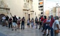 Uno de los creadores explica las fotos colgadas en los balcones del Maca, en la plaza de Santa María