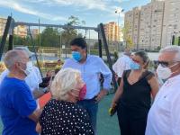 El alcalde de Alicante, Luis Barcala, junto a la vicealcaldesa, Mari Carmen Sánchez, en la visita al nuevo parque y zona verde con arbolado en la ...