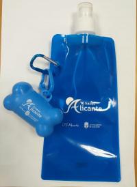 El hueso portabolsas y la botella flexible para diluir con agua los orines que podrán solicitar los dueños de mascotas