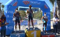 El concejal de Deportes y la presidenta de la Federación de Triatlón de la CV aplauden a los ganadores absolutos de la prueba 