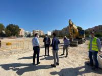 Parte de la corporación municipal visitando las obras