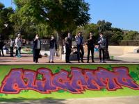 Alcalde y varios miembros de la Corporación, en el Skate park  