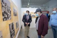 El alcalde, con los representantes de la isla, en la exposición 