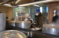 El alcalde, durante el recorrido por las cocinas en plena elaboración de los menús para hoy