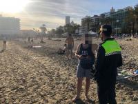 Policía Local controlando el cumplimiento de medidas anti-COVID en playas