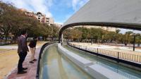 Adrián Santos Pérez en visita a la fuente del parque de la Plaza de la Viña