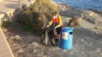 Vaciado de papeleras por la tarde en playas y calas