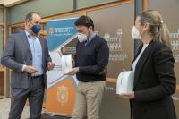 Luis Barcala, Lidia López y Santiago Cobos, durante el acto de la donación