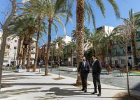 El alcalde Luis Barcala y el concejal Antonio Peral, en la Plaza de les Palmeretes