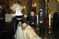 Luis Barcala y Mª Carmen Sánchez, ante la imagen del Cristo Yacente