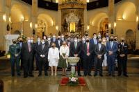 Luis Barcala y la vicealcaldesa Mª Carmen Sánchez, con los integrantes de la Junta Mayor de Semana Santa