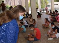 La concejala de Educación, Julia Llopis, en una pasada visita a una escuela de verano