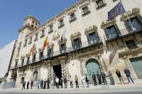 El Ayuntamiento de Alicante guarda un minuto de silencio como muestra de rechazo a la violencia machista