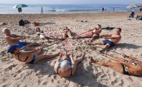 Una de las clases sobre la arena de la playa