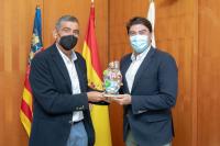 Luis Barcala recibe una escultura 
