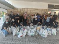 Luis Barcala, Mari Carmen Sánchez, Manuel Jiménez e integrantes de la Junta Mayor, ante parte de los alimentos recibidos