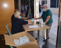 Entrega de mascarillas en el Centro Gastón Castelló