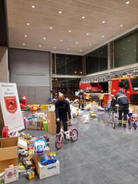 Bomberos de Alicante en el acto de entrega de las aportaciones solidarias