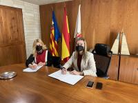 la concejala de Hacienda, Lidia López, y la presidenta de la COGAA, Teresa Vila Esteve, en la firma del convenio