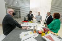 El alcalde, Luis Barcala y el concejal de Cultura, Antonio Manresa en el MACA