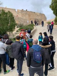 Visitantes en una visita teatralizada al Castillo