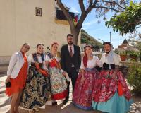 Reinas de las Cruces de Mayo de Santa Cruz y Adrián Santos, concejal de Urbanismo 