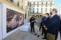 El alcalde Luis Barcala y el concejal de Fiestas en la exposición fotográfica de la Semana Santa