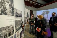 El alcalde en su visita a la exposición del 175 aniversario del Teatro Principal