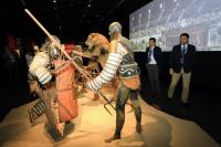 El alcalde Luis Barcala visitando la exposición "Gladiadores" en el Marq