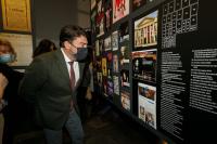 Luis Barcala visitando la exposición 175 Aniversario del Teatro Principal de Alicante