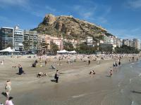 La Playa del Postiguet tras la limpieza de las playas por el temporal