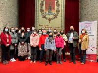 El alcalde, la vicealcaldesa y miembros de la corporación con la presidenta de Apsa y los usuarios de la asociación que han elaborado la guía