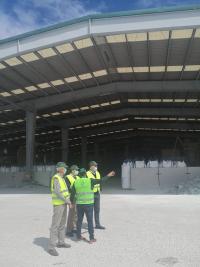 Manuel Villar en su visita a la planta de reciclaje de vidrio de Caudete 