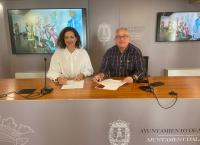 El concejal de Cultura, Antonio Manresa, y la presidenta de la Federació de les Fogueres de Sant Joan, Toñi Martín-Zarco firmando el convenio