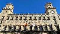 Iluminación en la fachada del Ayuntamiento de les Fogueres 2022