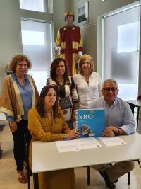 Entrega del libro de la exposición del 175 aniversario del Teatro en braile 