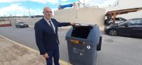 Manuel Villar, concejal de limpieza, con uno de los nuevos contenedores orgánicos