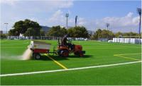 Cambio del césped artificial de uno de los campos de fútbol municipales