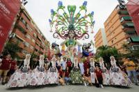 La Bellea del Foc y sus Damas junto a la Hoguera Especial ganadora Florida-Portazgo