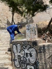 El Ayuntamiento elimina los grafitis de los elementos patrimoniales