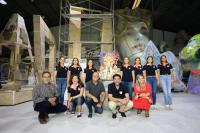 El alcalde, la vicealcaldesa y las Belleas y Damas del Foc en la visita a los talleres de Pedro Espadero y Sergio Gómez