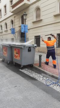 Más de 70 operarios y 50 máquinas se ocupan de la recogida de residuos de racós y barracas en estas Hogueras