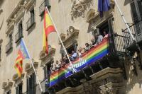 El alcalde, Luis Barcala, y la vicealcaldesa, Mari Carmen Sánchez, despliegan la pancarta con motivo del Acto Institucional del Orgullo LGTBI de A...