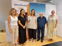 Mari Carmen de España, concejala de Empleo y Desarrollo, firma el convenio con Mercalicante y Fundación Laboral
