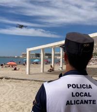 Policía Local pilotando un dron