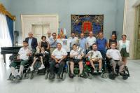 El alcalde, Luis Barcala junto al equipo Xaloc Alacant Powerchair