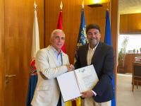 El alcalde y el director de la Euipo, Christian Archambeau, firman la escritura 