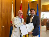 El alcalde y el director de la Euipo, Christian Archambeau, firman la escritura El alcalde y el director de la Euipo, Christian Archambeau, firman la escritura