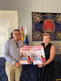 El concejal de Deportes, José Luis Berenguer y la concejala de Juventud, María Conejero con el cartel de las actividades del Día Internacional d...